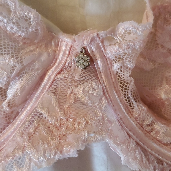 Light pink lace bra 36D. Super sexy - Picture 10 of 12